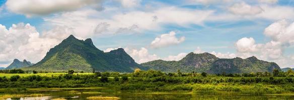 panorama da paisagem montanhosa na tailândia foto