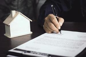 close-up de uma pessoa assinando um contrato imobiliário