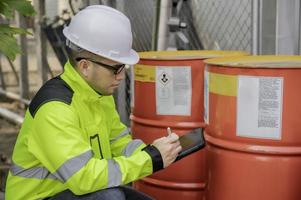 Os engenheiros trabalham no local para manter o hélio líquido, a verificação do cronograma de manutenção preventiva, o pessoal da tailândia, os técnicos e os engenheiros discutem o trabalho juntos. foto