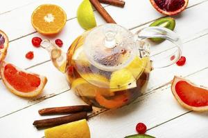 chá de frutas com frutas cítricas. foto