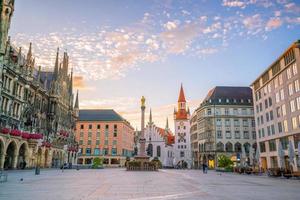 antiga prefeitura na praça marienplatz em munique foto