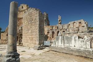 portão helenístico na cidade antiga de perge em antalya, turkiye foto