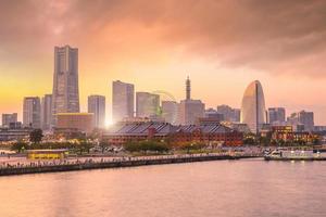 Horizonte da cidade de Yokohama ao pôr do sol foto