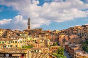 horizonte do centro de siena na itália foto