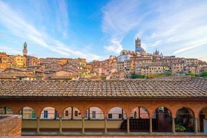 horizonte do centro de siena na itália foto