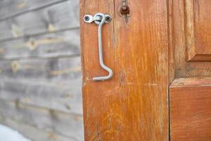 gancho de porta em uma velha porta de madeira foto