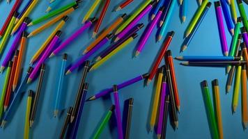 lápis coloridos sobre fundo azul foto