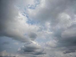 desfocar nuvens na estação chuvosa. tiro na nuvem com técnica de desfoque foto