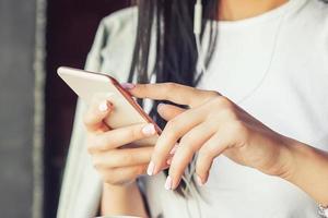 linda mulher de óculos está ouvindo música por seu smartphone no café foto