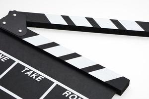 claquete ou filme ardósia cor preta sobre fundo branco. indústria cinematográfica, produção de vídeo e conceito de filme. foto