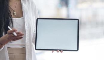 close-up de uma mulher segurando uma maquete de tablet foto