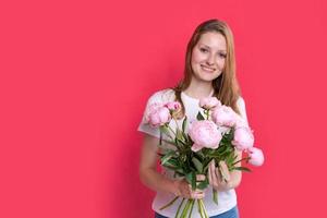 bela jovem com flores da primavera comemorando o dia da mulher, publicidade foto