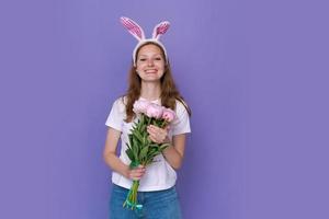 páscoa. mulher atraente feliz em orelhas de coelhinho da páscoa rosa e camiseta branca foto