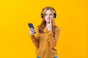 imagem de jovem excitada feliz emocional ouvindo música com fones de ouvido foto