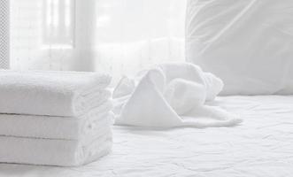 toalhas limpas dobradas em um lençol branco