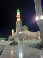 medina, arábia saudita, outubro de 2022 - bela vista de masjid al nabawi madinah em luzes noturnas. masjid al nabawi medina apresenta uma cena muito bonita nas luzes da noite. foto