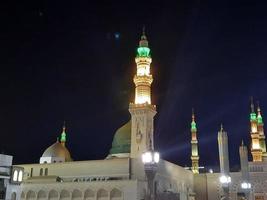 medina, arábia saudita, outubro de 2022 - bela vista de masjid al nabawi madinah em luzes noturnas. masjid al nabawi medina apresenta uma cena muito bonita nas luzes da noite. foto