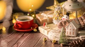 decorações de natal e inverno na mesa de madeira com luzes decorativas, fundo de natal foto