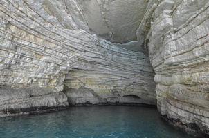 cavernas do mar em vieste foto
