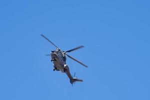 veneguera, gran canaria, ilhas canárias, espanha - 10 de março treinamento de helicóptero de resgate perto de venguera, gran canaria em 10 de março de 2022 foto