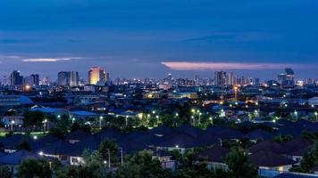 paisagem urbana à noite foto