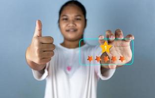 mão escolhendo o ícone de 5 estrelas. representa a classificação de feedback não. 1 e avaliação positiva do cliente, conceito de satisfação, pesquisa de satisfação. foto