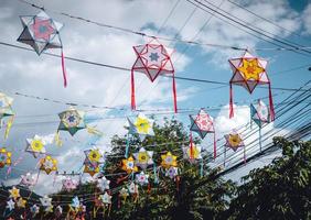 festival das lanternas no céu na rua andando do pai foto