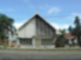 abstrato desfocado de uma casa com arquitetura jengki. arquitetura típica da Indonésia que simboliza a independência da Indonésia. arquitetura antiga na área pragaan foto