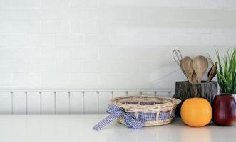 utensílios de cozinha e frutas foto