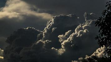 nuvens dramáticas e iluminação foto
