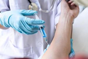 close-up de uma enfermeira dando uma injeção