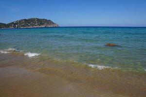 o mar mediterrâneo em ibiza foto