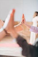 mãos femininas tocando um ao outro, conceito de apoio e assistência. unidade e confiança, prática de ioga de mulher. foco seletivo. foto