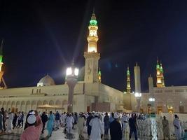 medina, arábia saudita, outubro de 2022 - bela vista de masjid al nabawi madinah em luzes noturnas. masjid al nabawi medina apresenta uma cena muito bonita nas luzes da noite. foto