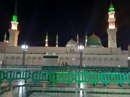 medina, arábia saudita, outubro de 2022 - bela vista de masjid al nabawi madinah em luzes noturnas. masjid al nabawi medina apresenta uma cena muito bonita nas luzes da noite. foto