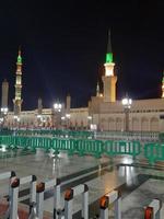 medina, arábia saudita, outubro de 2022 - bela vista de masjid al nabawi madinah em luzes noturnas. masjid al nabawi medina apresenta uma cena muito bonita nas luzes da noite. foto