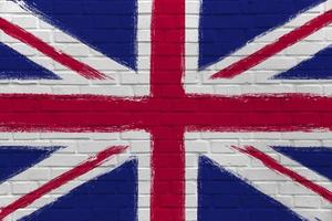 bandeira do Reino Unido na parede de tijolos. obras de arte em estilo grunge, urbano e industrial. bandeira britânica como gráfico de graffiti. foto