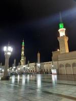medina, arábia saudita, outubro de 2022 - bela vista de masjid al nabawi madinah em luzes noturnas. masjid al nabawi medina apresenta uma cena muito bonita nas luzes da noite. foto