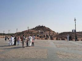 medina, arábia saudita, outubro de 2022 - as planícies de uhud e o monte uhud em medina, arábia saudita. foto