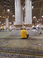 medina, arábia saudita, outubro de 2022 - bela vista interna da mesquita do profeta medina. foto