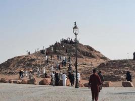 medina, arábia saudita, outubro de 2022 - as planícies de uhud e o monte uhud em medina, arábia saudita. foto