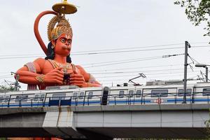 grande estátua do senhor hanuman perto da ponte do metrô de delhi situada perto de karol bagh, delhi, índia, senhor hanuman grande estátua tocando o céu foto