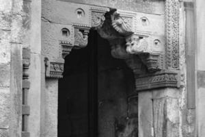 arquitetura mughal dentro dos jardins de lodhi, delhi, índia, bela arquitetura dentro da mesquita de três cúpulas no jardim de lodhi é considerada a mesquita de sexta-feira para a oração de sexta-feira, túmulo do jardim de lodhi foto