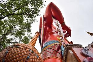 grande estátua do senhor hanuman perto da ponte do metrô de delhi situada perto de karol bagh, delhi, índia, senhor hanuman grande estátua tocando o céu foto