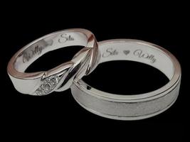 alianças de casamento. anel de prata com fundo preto isolado foto
