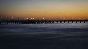 ponte do pôr do sol sobre o mar foto