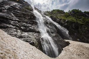 cachoeiras nas montanhas do cáucaso foto