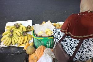 vendedores de bananas ou frutas em mercados tradicionais foto