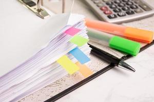 folha de gráfico de cores do documento para apresentação na mesa da sala no escritório com calculadora de equipamentos, lápis, destaque de caneta de cor foto