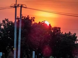 belo pôr do sol sobre o campo foto